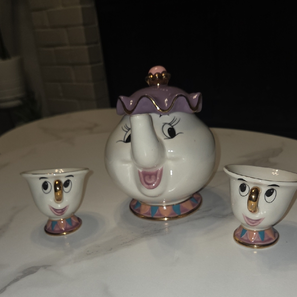 This is a Disney Beauty and the Beast Mrs. Potts Teapot and Chip tea cups set.